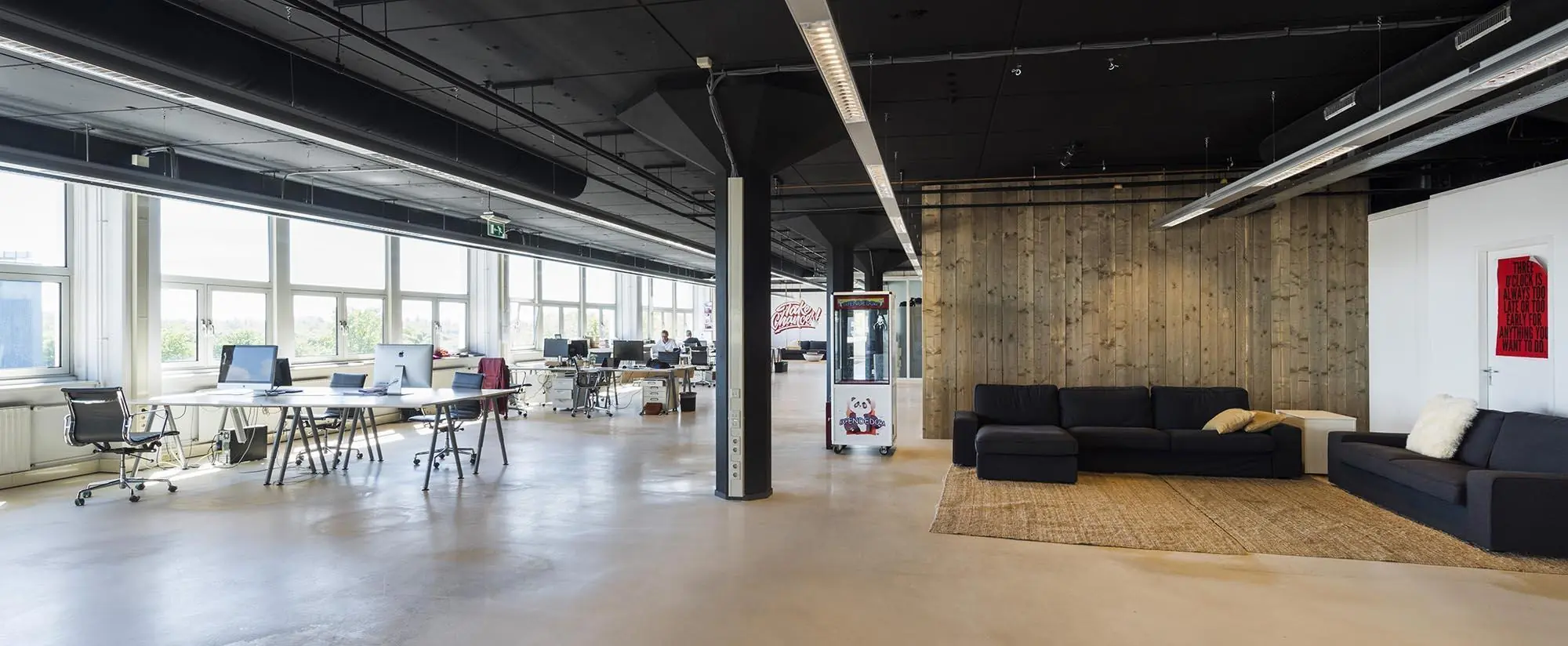 Ruim en modern kantoorinterieur aan de Anthony Fokkerweg met open werkplekken, loungehoek en grote ramen.